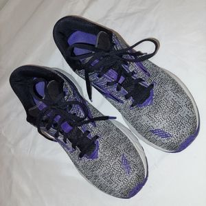 BROOKS WOMANS SIZE 9 ATHLETIC SHOES.